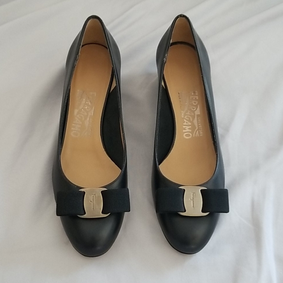 New! Salvatore Ferragamo Vara gold bow leather shoes - Picture 8 of 10